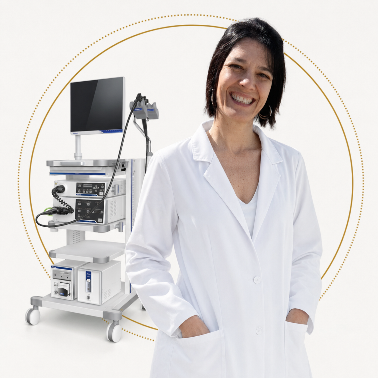 Dra. Cláudia T. Jacomelli Baratella ao lado da torre de endoscopia